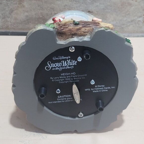 Hallmark Musical Snow Globe Disney's Snow White and the Seven Dwarfs 1990 - Picture 8 of 13